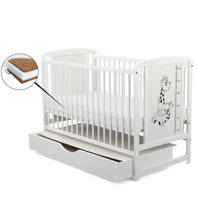 Patut din lemn bebe, 120x60 cm, Cu sertar cu capac, Din lemn de pin si mdf, Stabil si rezistent, Inaltime saltea reglabila pe 3 nivele, Laterala cu 3 bete detasabile, EN716-1, EN716-2, Alb, Babyneeds, Timmi Girafa + Saltea 8 cm