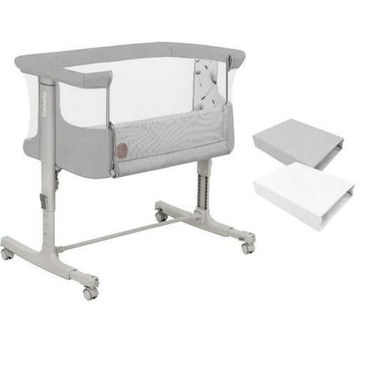 Set patut co-sleeper, Lionelo, Aurora, cu leganare si setare unghiulara, 3 in 1, 85x60x66 cm, Gri deschis+ 2 cearceafuri cu elastic, Qmini, din bumbac certificat Oeko Tex, Alb & Gri